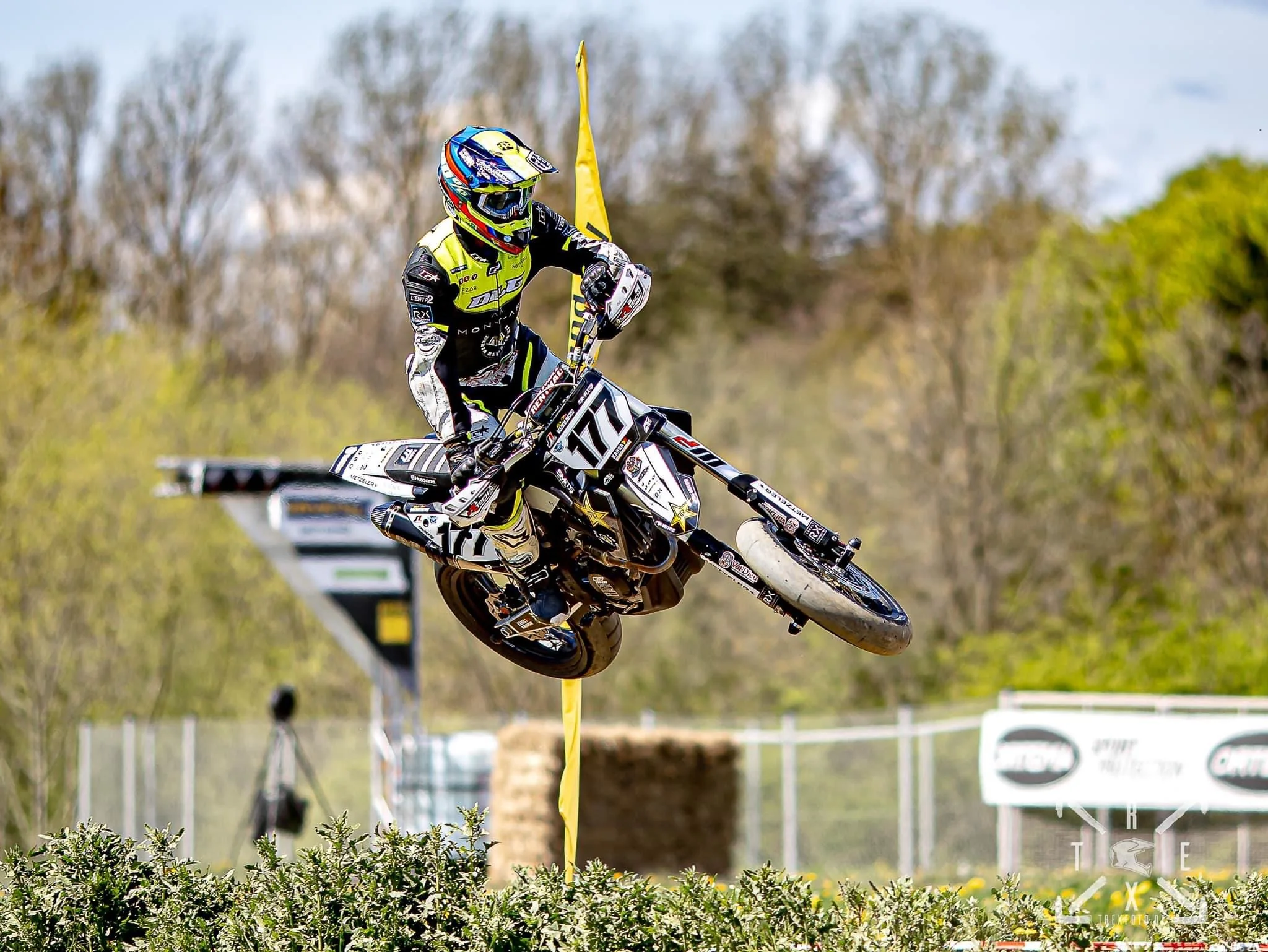 Pilote DLG Racing en Supermoto en plein saut